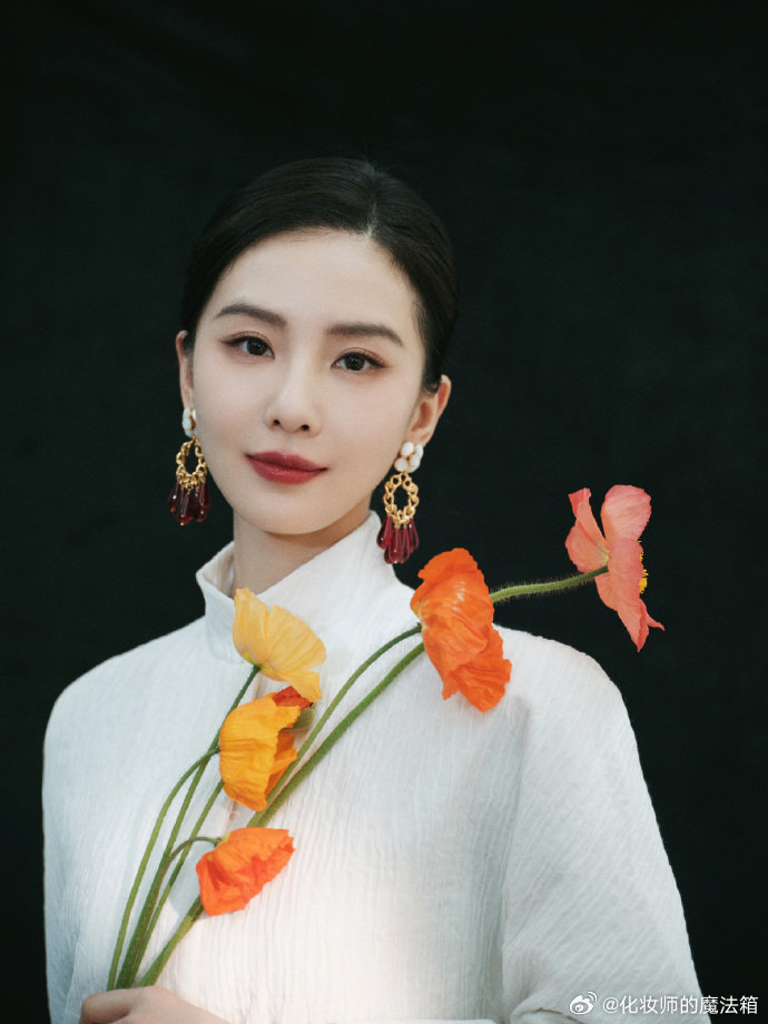 刘诗诗的妆容和发型都非常出色