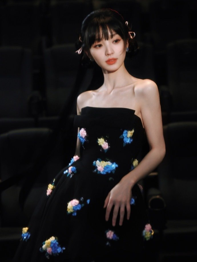 田曦薇黑色蓬蓬裙又甜又美