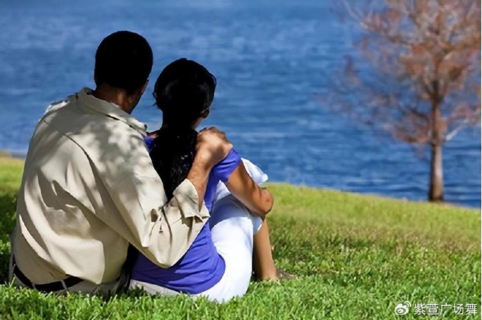 周末夫妻为什么喜欢在家,中午了窗帘还关着,什么原因呢?