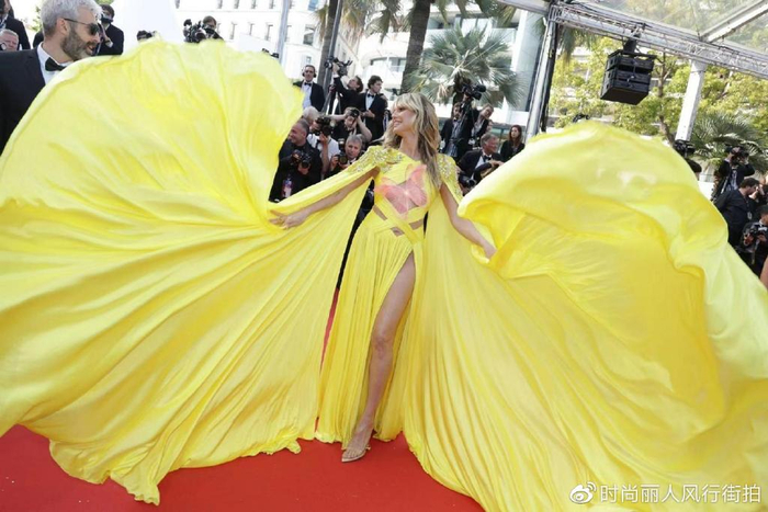 “海妈”海蒂戴大翅膀走红毯?黄裙惊艳如蝴蝶,身材太有料太火辣|戛纳国际电影节|凯特·贝金赛尔|海蒂·克鲁姆|金棕榈奖|戛纳_新浪新闻