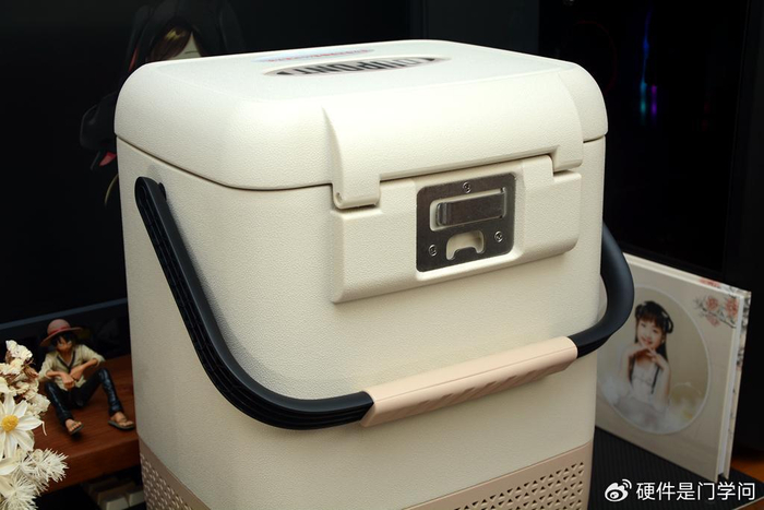 车载冰箱采用立式柜体,手提式设计,边角圆润,上部为乳白色外壳,下部为