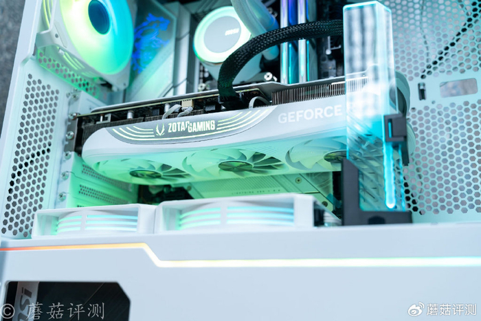 清新素雅完美适配白色机箱索泰rtx4070tisuperoc月白显卡评测