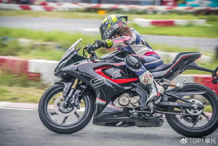 一方面是为了寻找能够成为赛车手的人才,另一方面也是推进中国的摩托