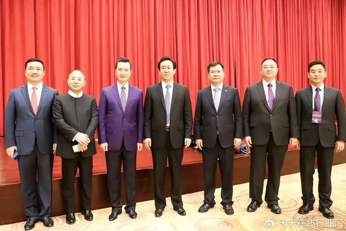 许家印带着夏海钧,时守明等左膀右臂,亲自去正威集团拜访了王文银.