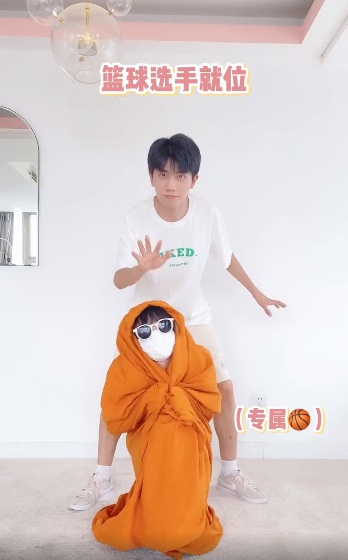 林晚晚钻果然裤裆引争议,露脸一段时间后又遮脸,被质疑又用替身|粉丝|学长|情侣|爱情|下带_新浪娱乐_新浪新闻