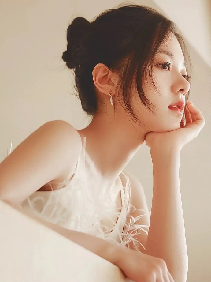 赵今麦简单扎个丸子头清爽利落随性真的是美到骨子里去了