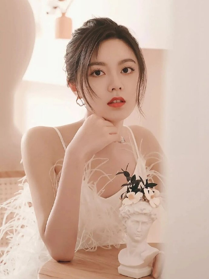 赵今麦简单扎个丸子头清爽利落随性真的是美到骨子里去了