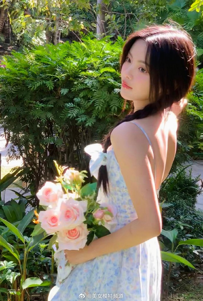 杨超越碎花短裙双马尾好活力 手捧花束阳光下亮眼动人