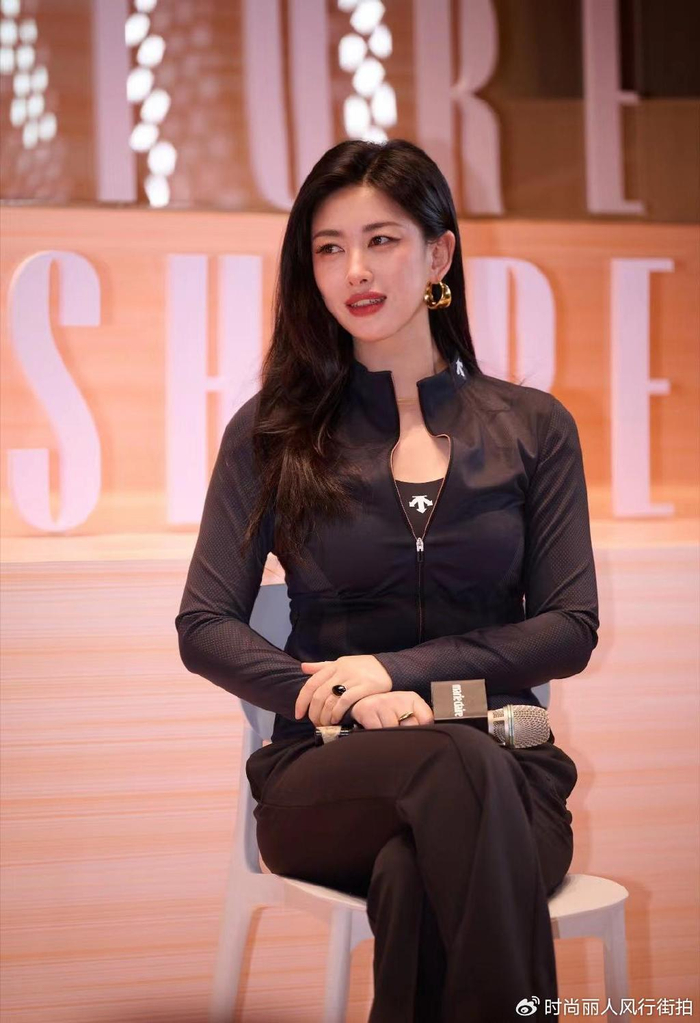 亚洲最美面孔朱珠暴瘦50斤穿背心露纤细腰身不像刚生娃的