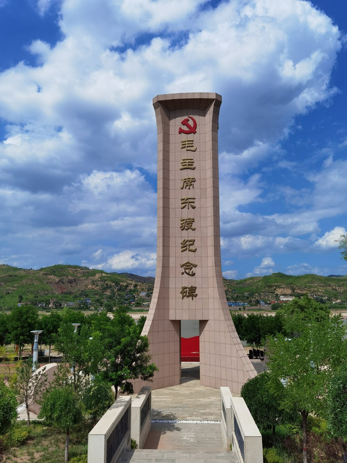 当年李德胜和胡必成率众转战陕北……