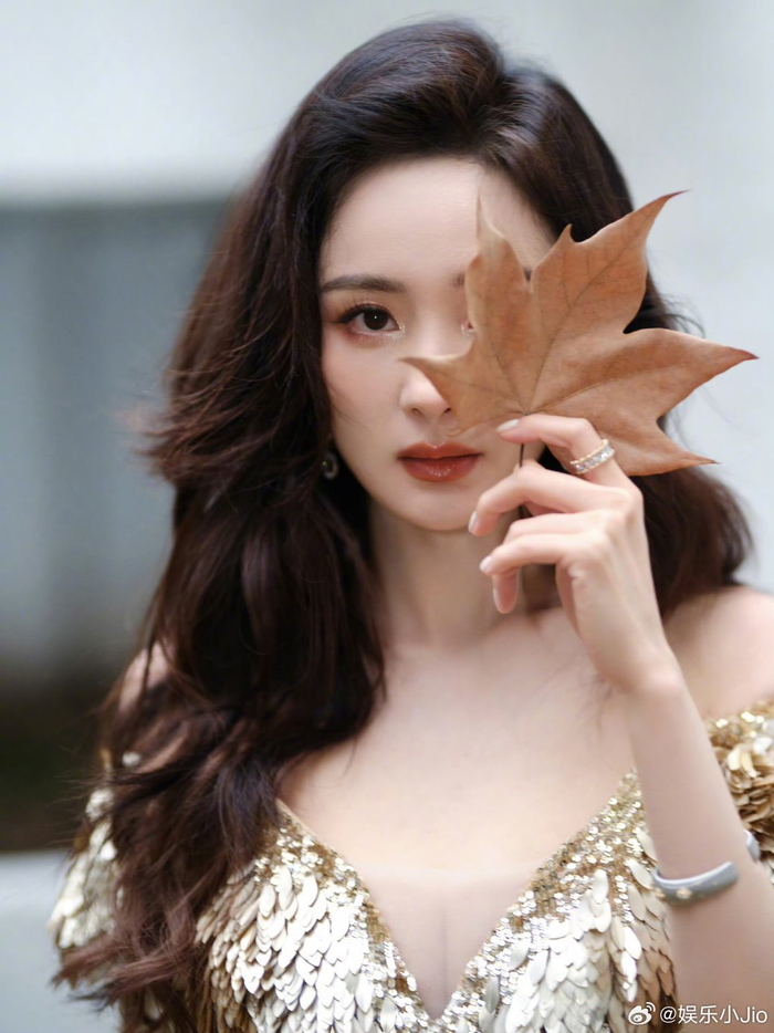 杨幂这套金色流光裙只看上半身真的很像涅盘重生的凤凰
