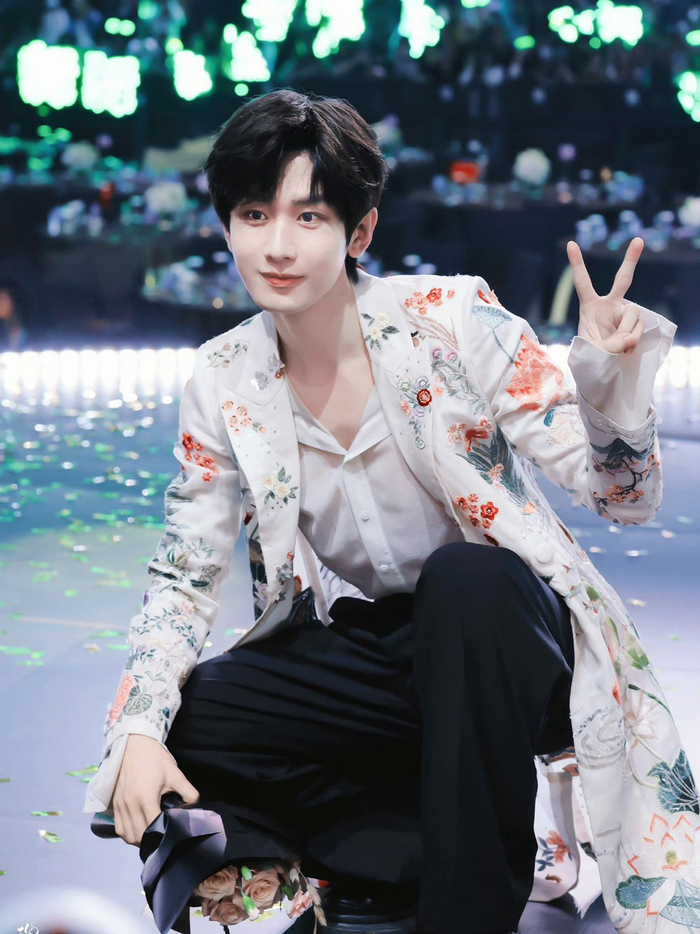 尖叫之夜成毅和粉丝的合影来了绿海排面