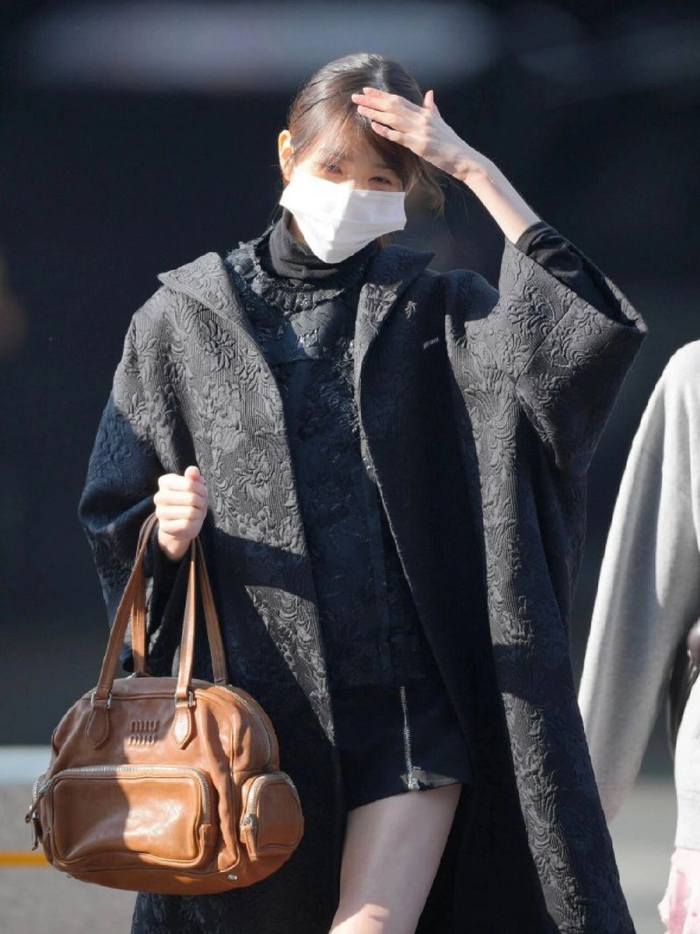 张元英黑大衣低马尾造型亮相机场