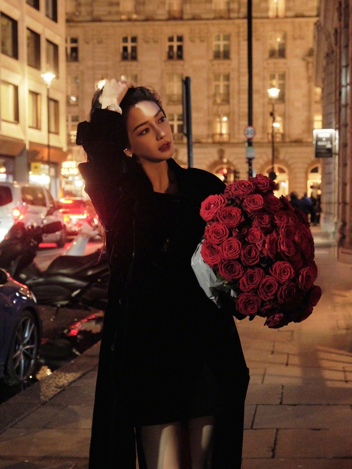 1/ 4有被杨颖@angelababy 的用心感动到,在生日给粉丝逆应援送红玫瑰.