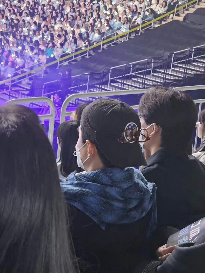 今天exo十二周年粉丝见面会金钟仁吴世勋坐在观众席转眼都已经十二年