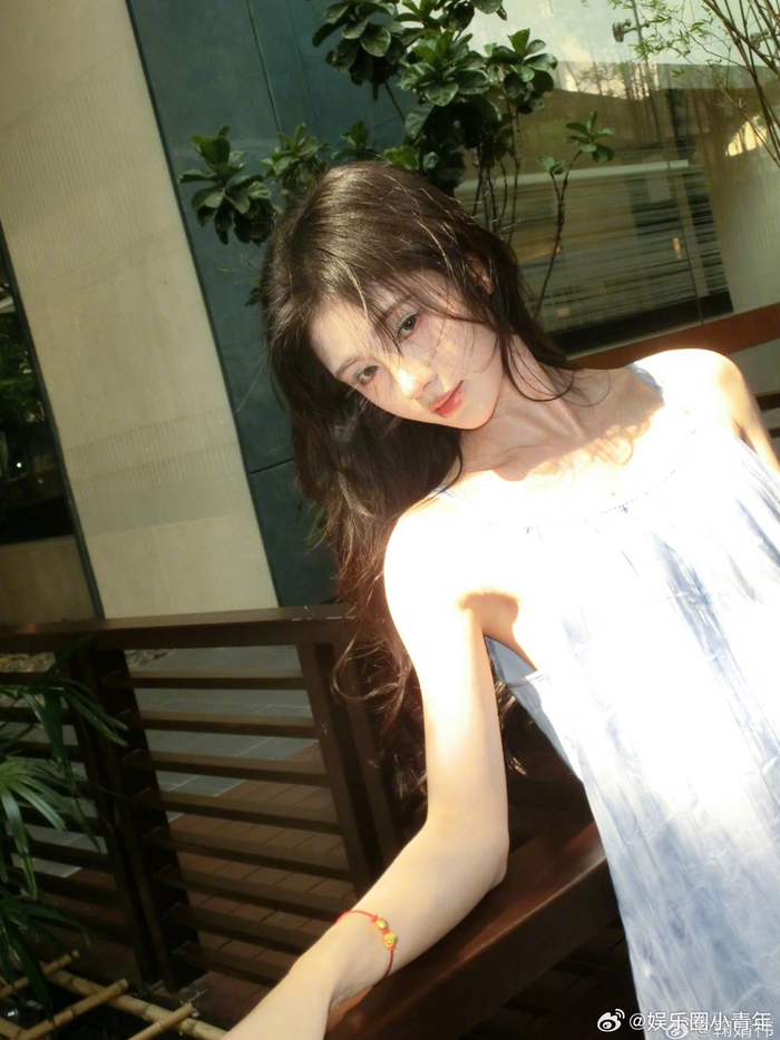 鞠婧祎真的很有网感拍出来的照片也很在大众的审美上