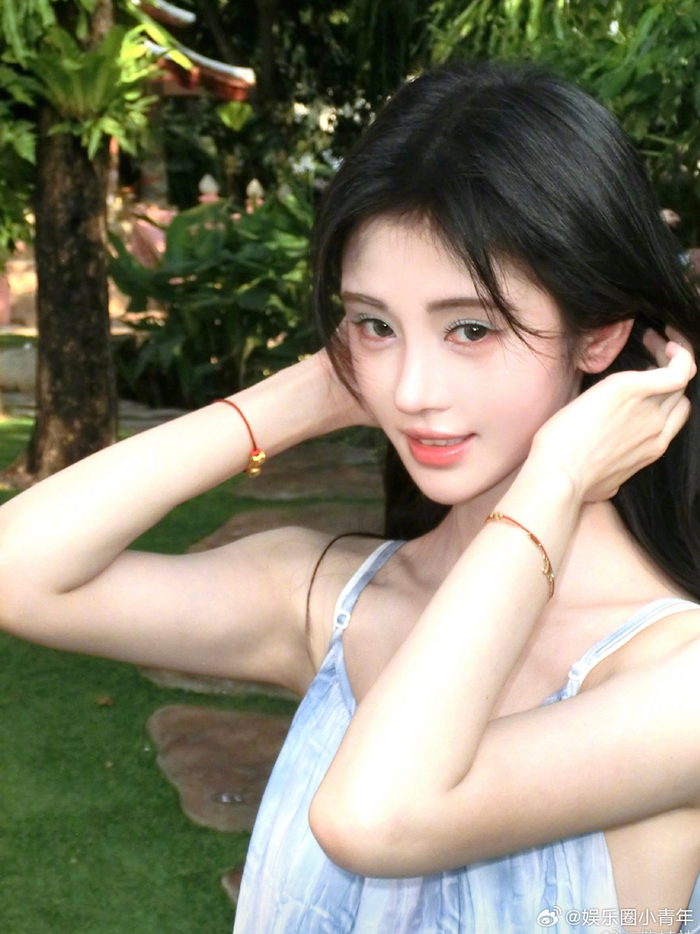 鞠婧祎真的很有网感,拍出来的照片也很在大众的审美上!