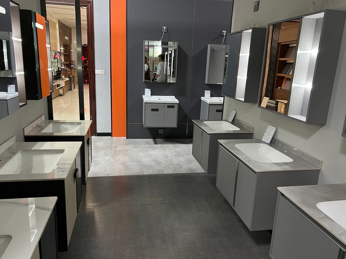 骑行到潮州,去潮州朋友的浴室柜工厂展厅看看