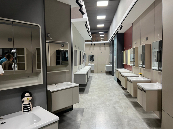 骑行到潮州,去潮州朋友的浴室柜工厂展厅看看