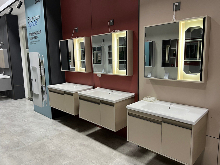 骑行到潮州去潮州朋友的浴室柜工厂展厅看看