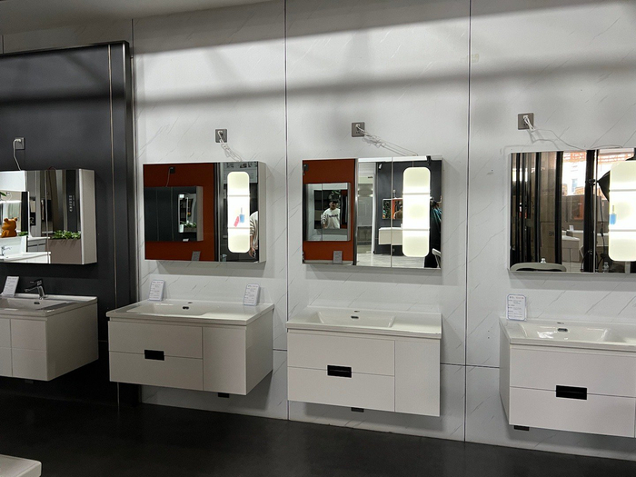 骑行到潮州去潮州朋友的浴室柜工厂展厅看看