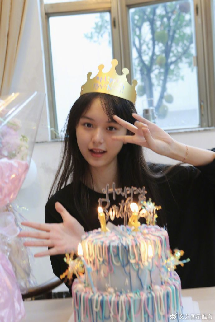 14岁“小明兰”刘楚恬分享美照,打扮时髦很水灵背香奈儿包包摆拍|刘楚恬|香奈儿|包包