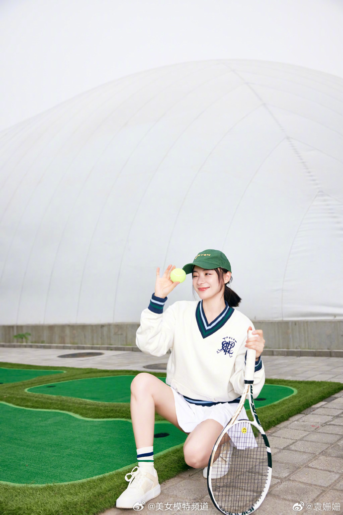 袁姗姗穿白卫衣网球裙青春靓丽称自己今日对打有进步