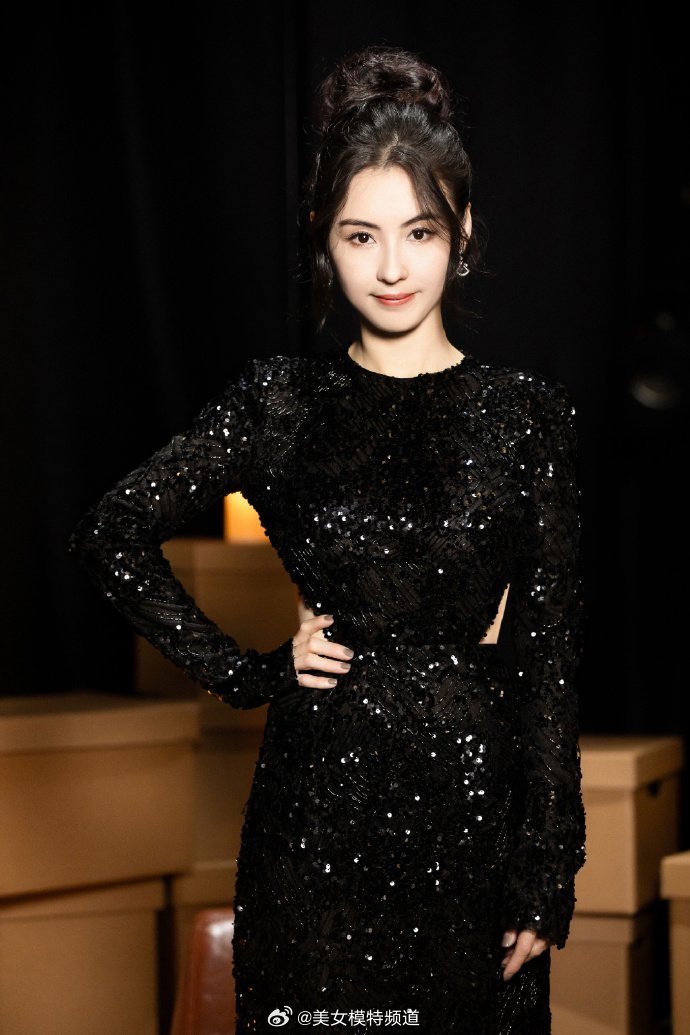 张柏芝优雅黑天鹅大片好美亮钻露背长裙气场十足