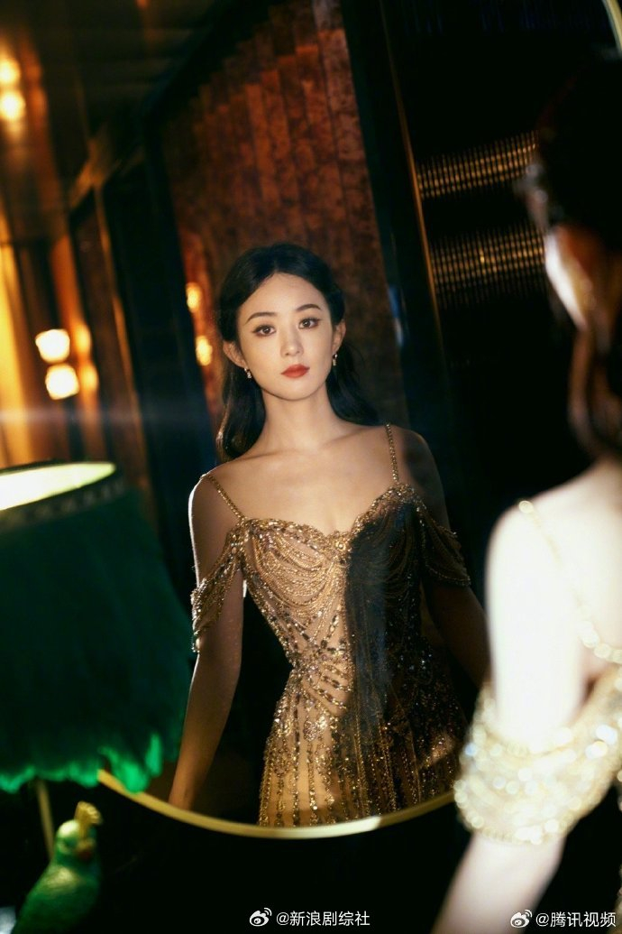 赵丽颖身着高定礼服出席亚洲电影大奖红毯