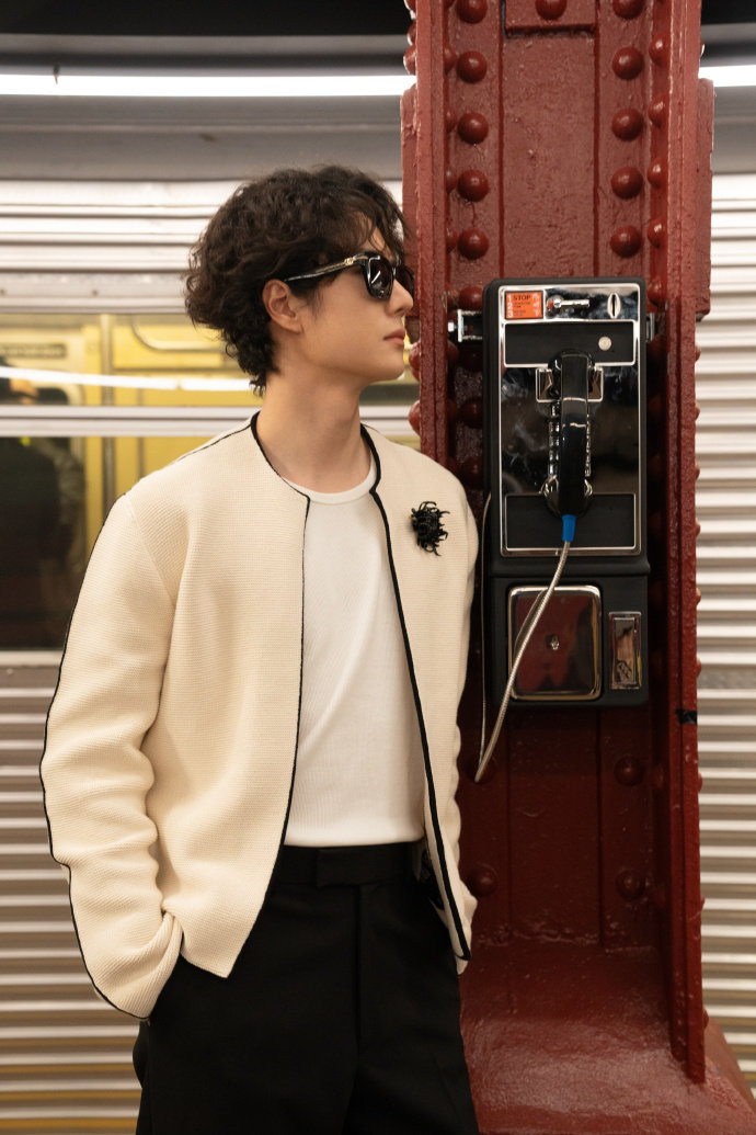 王一博笑容明媚帅气引关注