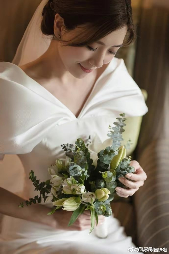 tvb当家花旦黄智雯今日在社交网站发布唯美婚照