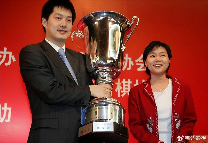 张璇的前夫名为鲁健,是一名来自黑龙江的职业选手,当时两人相恋没多久