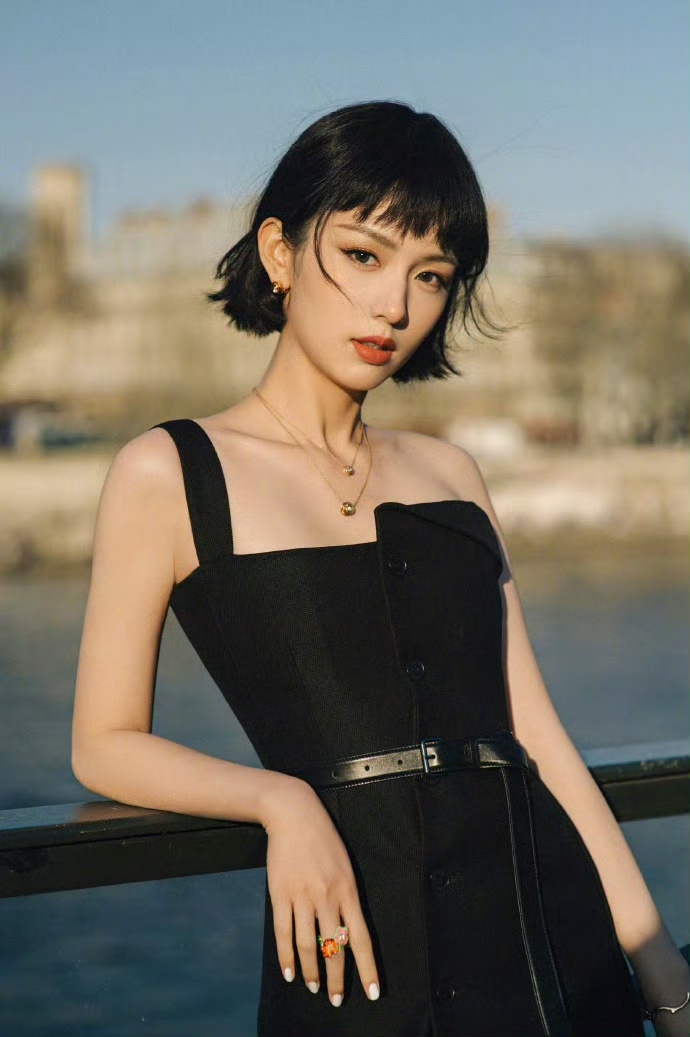 谁能拒绝周也的巴黎短发造型?
