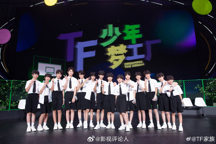 TF家族四代公演舞台ending合照!__财经头条__新浪财经