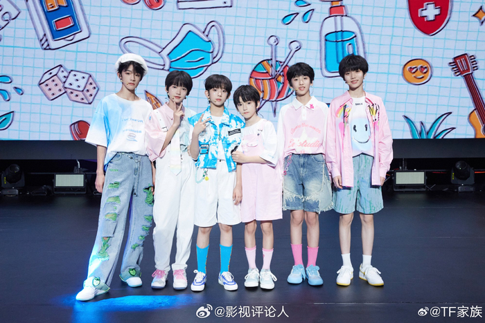 TF家族四代公演舞台ending合照!__财经头条__新浪财经