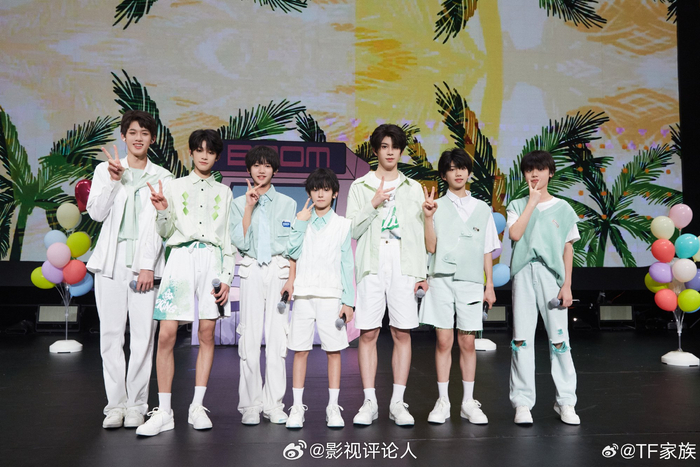 TF家族四代公演舞台ending合照!__财经头条__新浪财经