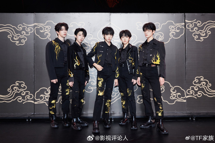 TF家族四代公演舞台ending合照!__财经头条__新浪财经