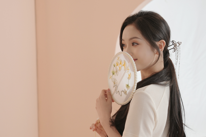 吴宣仪新中式妆容好漂酿半扎发不要太温柔哦