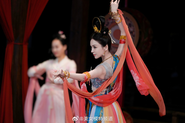 古力娜扎敦煌风撑伞剧照