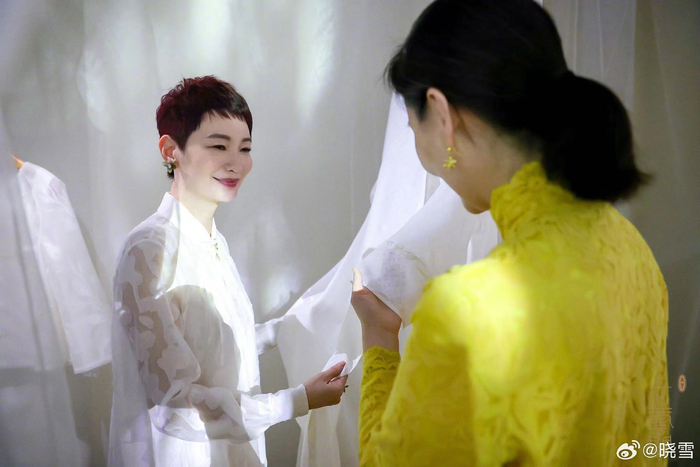 前elle主编晓雪和林依轮妻子西华夜行双面猫在上海时装周同框