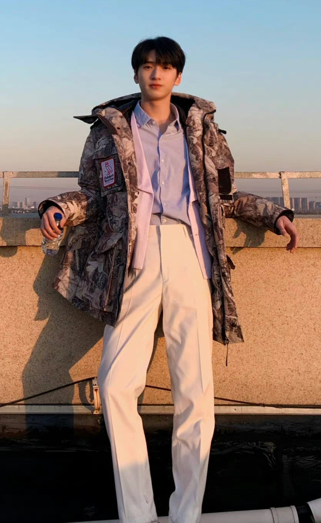 严浩翔的窄腰宽肩大长腿没人会不心动吧?