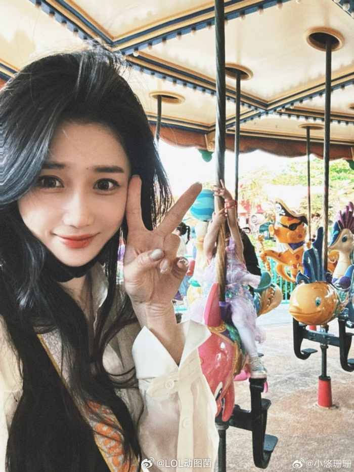 主持小悠晒照:看到白鲸的霎那间被治愈了