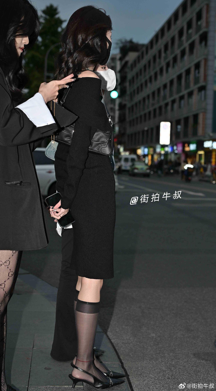 美女穿着很有魅力的黑色针织裙出街