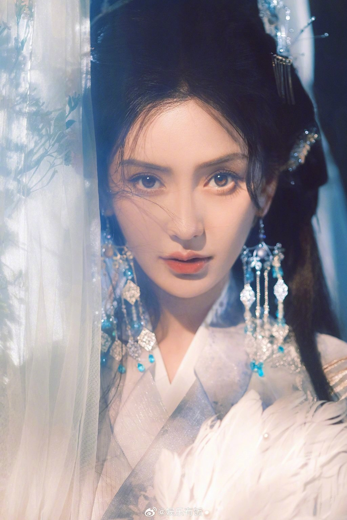 杨颖@angelababy 中秋节写真美疯了,清冷的月光下着广袖青衫的常曦