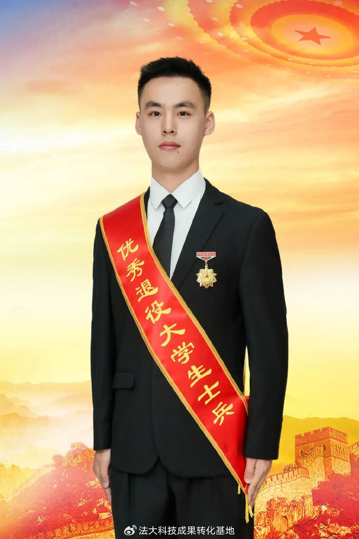 曾服役于武警辽宁总队沈阳支队,服役期间,荣立个人三等功一次,嘉奖