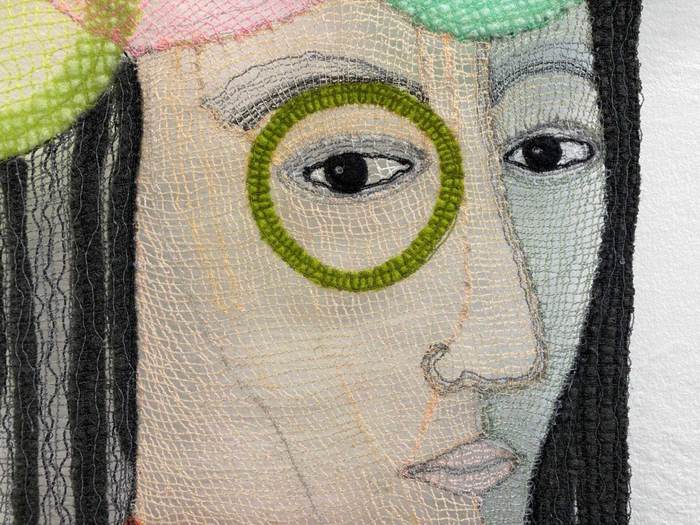 通过薄纱刺绣肖像描绘隐藏的思想和情感karolapezarro