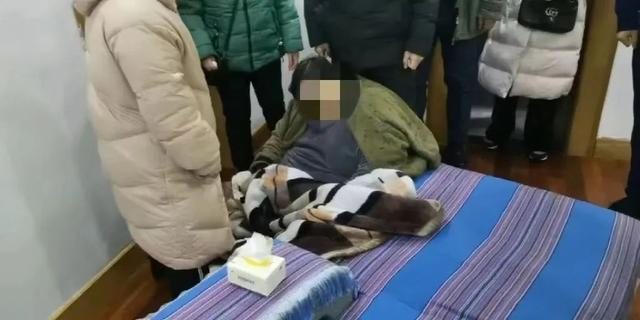 楼梯担架单位是什么刻不容缓!300多斤病人急需下楼,消防员出奇招!-上海聚慕医疗器械有限公司