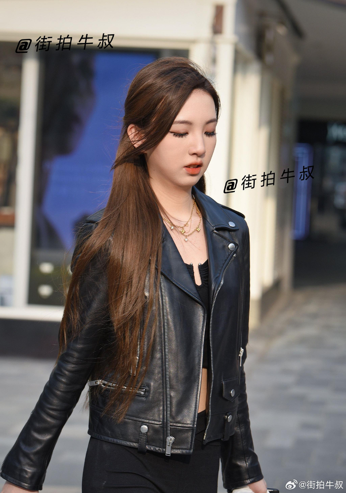 美女穿着很有范的机车皮夹克出街