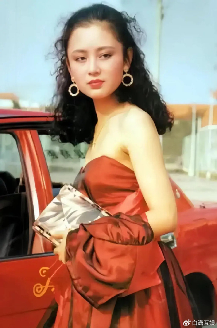 1996年,当时的陈红与著名导演陈凯歌在美国喜结连理,从此开启了自己