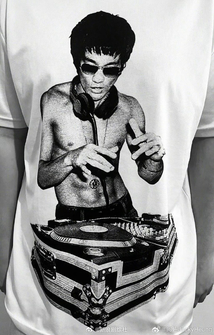 向佐向佐jackyheung致敬李小龙经典照片半裸上身打碟还原度好高啊